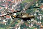 Bell UHI-D der Heeresflieger (73+64) über einem Ort in Süddeutschland - Juni 1986
