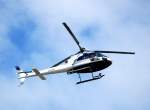 Dieser private Hubschrauber bot am 21.06.09 anscheinend Rundflge ber dem Flughafen Berlin-Schnefeld an. Es handelt sich um einen Eurocopter AS-350 BA Ecureuil mit deutscher Registrierung D-HJOE.