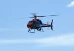 Eurocopter AS 355 F2 Ecureuil, der berwachungshubschrauber des Innenministeriums beim Rundflug ber dem Flughafen Wien