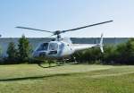 AS 350B3  Eichkater  bei Rundflgen in der Nhe von Euskirchen am 25.09.2011.
Dieser Hubschrauber (D-HENN) hatte letzten Sonntag (25.03.2012) einen Unfall und wurde schwer beschdigt. Pilot (62 Jahre) schwer verletzt, 5 Passagiere leicht verletzt. 