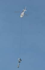 Eurocopter AS 350 B 1 der Meravo Luftreederei D-HAUU beim Kranflug fr Eisenbahnbaustelle der STRABAG AG in Nassenheide 26.03.2013.