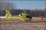 Das Personal des Rettungshubschraubers 'Lifeliner 2' PH-ULP (Standort: Rotterdam) hat geholfen bei einem Unfall, bald wird der Hubschrauber zurck zum Standort fliegen; Ridderkerk, den 6.