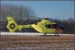 Rettungshubschrauber 'Lifeliner 2' PH-ULP startet von einem Feld, nachdem die Bemannung bei einem Unfall geholfen hat; Ridderkerk, den 6. Januar 2010.