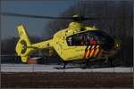 Rettungshubschrauber 'Lifeliner 2' PH-ULP startet von einem Feld, nachdem die Bemannung bei einem Unfall geholfen hat; Ridderkerk, den 6. Januar 2010.