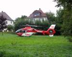 Ein Eurocopter EC-135 P2+ Rettungshubschrauber von der Deutsche Rettungsflugwacht DRF mit der Kennung D-HDRS aufgenommen am 23.08.10 bei einem Notarzteinsatz in Donaueschingen