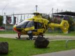 Ein EC 135 des ADAC am Nrburgring beim DTM Rennen am 30.08.07
