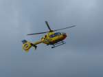 Eurocopter 135  D-HDEC  der ADAC Luftrettung, Name  Christoph , auf der Suche nach einem geeigneten Landeplatz.