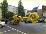Christoph 31, (D-HDEC), der ADAC-Luftrettung GmbH. Das Luftfahrzeug ist ein Eurocopter EC 135 P2. Christopf 31 bei einem Rettungseinsatz in Berlin-Charlottenburg. Mit hoher Przision landete der Pilot hier zwischen Pkw auf einem Mieterparkplatz. Foto:20.09.2013