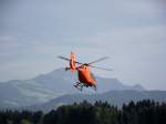 Christoph 17 D-HZSH (EC 135) fliegt am 25.07.13 in die Berge 