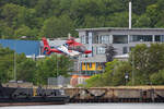 Rettungshubschrauber der Northern Helicopter GmbH (D-HNHF) hat zu Übungszwecken mit dem Seenotrettungskreuzer HARRO KÖBKE im Sassnitzer Hafen  abgehoben. - 23.06.2023
