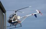 Hughes 269 C ( 300 C ), D-HRUT, fliegt nicht gegen die Halle aber knapp vorbei - Saffig 19.01.2008