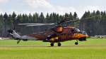 Mi-24 Hind beim Aufsetzen am Flugplatz Breitscheid. Auf diesem Bild ist gut der auflackierte Adler zu erkennen. 21.08.2010