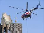 D-HOXQ. Mi-8T der Berliner Spezial Flug im Arbeitseinsatz am 3.7.2005 um 09:26 Uhr vor der Berliner Gedchtniskirche. Der Arbeitseinsatz war ein Schwerlasttransport auf das Dach des Europa-Center.  