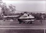 Zepernick, Sportplatz Sommer 1987. Ein Hubschrauber der Interflug macht Pause zwischen 2 Transporten von Fahrleitungsmasten der Elektrifizierung der Berlin - Stettiner Eisenbahn (Berlin - Karow - Eberswalde). Nach meinen Recherchen eine Mil Mi 8T.
