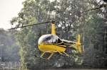 Robinson R 44 Raven II - D-HALY, der Firma Air Lloyd in Bonn-Hangelar, beim Anflug auf die  Rundflugwiese . Am 20.09.2009 in Kln-Porz bei der DLR (Tag der offenen Tr bei der Deutschen Anstalt fr Luft- und Raumfahrt). 