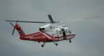 Am 26.05.2010 ein Helicopter EC-ERI  einer Hilfsorganisation im Anflug auf das Hafengelände in Santander/Spanien.