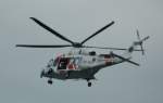 Am 26.05.2010 ein Helicopter EC-KJT  einer Hilfsorganisation im Anflug auf das Hafengelände in Santander/Spanien.