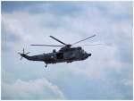 Ein  Westland Sea King  der Bundesmarine ber dem Hamburger Hafen bei einem Demonstrationsflug am 13.05.07.