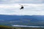 Aerospatiale AS.350 (G-PLMH) von PDG Helicopters bringt Material zum Ausbessern an die Hänge am Cairn Gorm in Schottland. 30.07.2015
