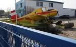 ehemaliges DDR-Agrarflugzeug Kennung D-ESUJ entdeckt in Neubrandenburg. Eine bessere und freie Sicht ergab sich (bislang) nicht. Steht auf dem Gelände einer Firma. Aufnahme vom 31.03.2014