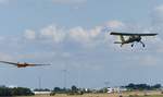 PZL 104 Wilga 35, D-EWRL im Schleppeinsatz bei der Vintage Aerobatic World Championship  in Gera (EDAJ) am 17.8.2019. Hier am Seil der Letov LF-107 Lunak OK-0975.