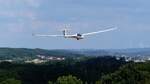 Schempp Hirth Discus CS, D-3918 vor der Landung auf der Piste 25 in Coburg Steinrücken (EDQY) am 16.7.2022