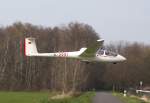 Ein Segelflugzeug vom Typ ASK 21 des LSV Grenzland setzt zur Landung auf dem Flugplatz Grefrath-Niershorst (EDLF) an.