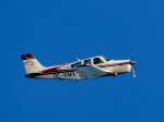 Beech F33A, OE-KMX; dreht über Ried eine Runde; 131228