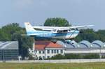 Cessna FR 172J Reims Rocket, D-EDJY bei der Landung auf der Piste 08 in Oberschleissheim (EDNX) am 29.7.2018