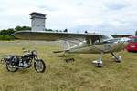 Cessna 140 und Motorrad Royal Enfield bei Flugplatzfest in Bremgarten, Juni 2017