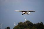 Diese Cessna C152 D-ELOT ist im Anflug auf den Flugplatz Heide-Bsum am 20.09.08