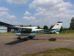 Cessna 172A Skyhawk, D-EHRI vor der Technikhalle in Gera (EDAJ) am 20.7.2018