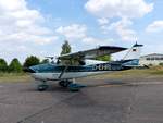 Cessna 172A Skyhawk, D-EHRI vor der Technikhalle in Gera (EDAJ) am 20.7.2018