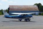 Cessna 172H Skyhawk, D-EHRT auf dem Weg zur Parkposition in Oberschleissheim (EDNX) am 29.7.2018