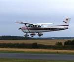 LFDU, Cessna 172 Skyhawk, D-EPWE von Peter Künast bei der Landung in Gera (EDAJ) am 1.9.2018 Wer in Gera einen Rundflug unternehmen möchte ist bei ihm an der richtigen Adresse.