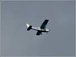 LX-AIZ Cessna 172N, überfliegt das Dorf Erpeldange im Norden von Luxemburg am 22.10.2013.