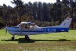 Eine Cessna 172 Skyhawk D-EJXW auf dem Flugplatz Weser-Wmme am 30.08.08