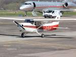 Private Reims-Cessna F172N Skyhawk ''D-ELKI'' am Flughafen Lahr und die VistaJet Bombardier Global 6000 im Hintergrund am 09.04.2015.