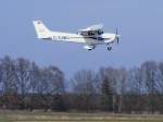 Eine private Cessna 172 (D-EAWU) im Anflug auf Hannover am 4.3.2009.