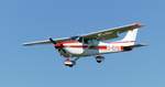 Cessna 182 Skylane II, D-EIYS im Endanflug auf die Piste 24 in Gera (EDAJ) am 28.8.2017