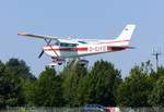 Cessna 182 Skylane II, D-EIYS vor der Landung auf der Piste 24 in Gera (EDAJ) am 28.8.2017