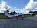 Cessna 182 Skylane II, D-EIYS vor der Halle in Moosburg auf der Kippe (EDPI) am 25.6.2020