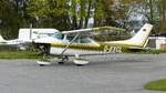 Cessna 182 Skylane mit offenem Bruskorb vor der Technikhalle in Landshut (EDML) 