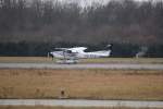 Cessna 182 Skylane OE-KTV nach der Landung in Hamburg Fuhlsbttel am 14.03.09