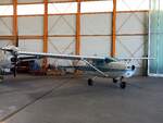 Cessna 206F Statonair, D-EVIT ohne Motor im Hangar in Hof (EDQM) am 17.7.2022