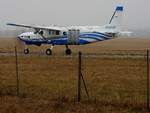 Cessna 208B Grand Caravan (N105VE) ist soeben, trotz starken Nebel, im Flugplatz Wels gelandet;
210206