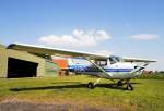 Cessna-150 'D-EOHC' am Flugplatz Nienburg-Holzbalge (EDXI) vorm Hangar, 6.