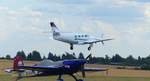 Cessna T 303 Crusader, D-ICDE gestartet auf der Piste 24 in Gera (EDAJ) am 25.7.2020.Im Vordergrund die Extra 330 SC D-EXHH.
