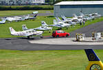 Gut ausgelastetes Vorfeld am Flugplatz Bonn-Hangelar (EDKB) mit geparken Kleinflugzeugen - 24.08.2021