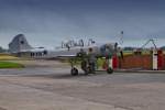Yak 52 wird auf dem Flugplatzfest in Anklam aufgetankt.